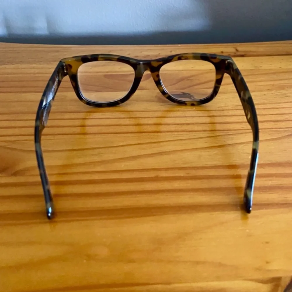 Betsey Johnson Translucent Brown Tortoise Wayfarer Readers +1.50. New